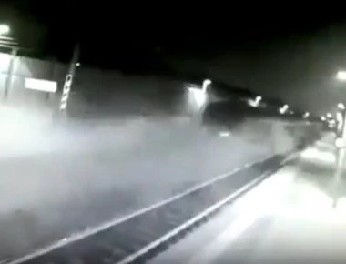 Δευτερόλεπτα πριν τον εκτροχιασμό του τρένου στο Μιλάνο! (βίντεο)